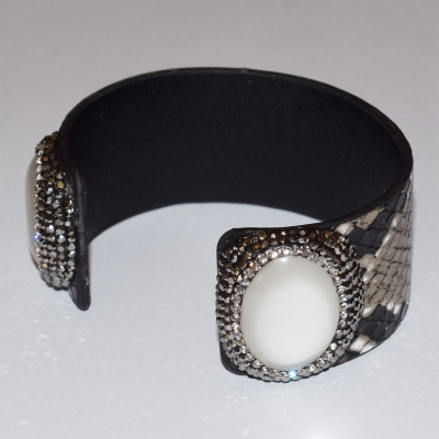 Bracelet faux bijoux brass snake skin with crystals in black color BZ-BR-00338