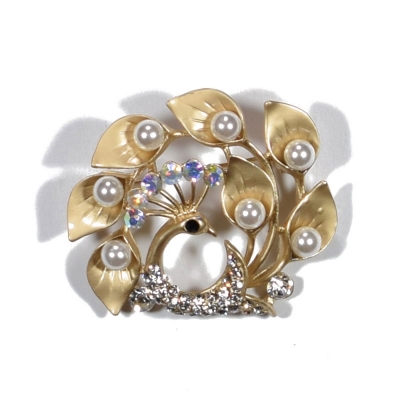 Brooch faux bijoux brass peacock with white crystals and pearls (BZ-KR-00021)