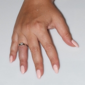 Χειροποίητο δαχτυλίδι μονόπετρο από επιπλατινωμένο ασήμι 925ο με ημιπολύτιμες πέτρες (ζιργκόν) IJ-010480-S φορεμένο στο χέρι