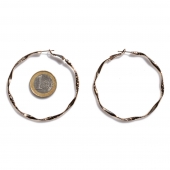Σκουλαρίκια φο μπιζού ορείχαλκος καρφωτά κρίκοι στριφτοί σε απαλό χρυσό χρώμα BZ-ER-00648 σύγκριση με νόμισμα 1 ευρώ