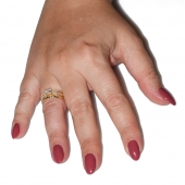 Δαχτυλίδι φο μπιζού ορείχαλκος βεράκι μονόπετρο με λευκούς κρυστάλλους σε χρυσό χρώμα BZ-RG-00454 Εικόνα στο χέρι
