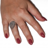 Δαχτυλίδι φο μπιζού ορείχαλκος μακρύ με λευκούς κρυστάλλους σε ασημί χρώμα BZ-RG-00459 Εικόνα στο χέρι