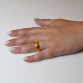 Χειροποίητο ασημένιο δαχτυλίδι βέρα 925ο σφυρήλατο σε χρυσή επιμετάλλωση IJ-010113B Εικόνα 5 στο χέρι