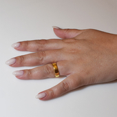 Χειροποίητο ασημένιο δαχτυλίδι βέρα 925ο σφυρήλατο σε χρυσή επιμετάλλωση IJ-010119B Εικόνα 5 στο χέρι