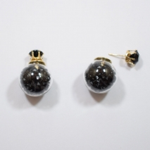 Σκουλαρίκια φο μπιζού (faux bijoux) καρφωτά σε σχήμα σφαίρας που περιέχει μικροσκοπικούς μαύρους κρυστάλλους (BZ-ER-00020)