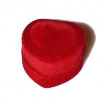 We accompany the wedding ring with a velvet red box in the shape of a heart that will surely impress!