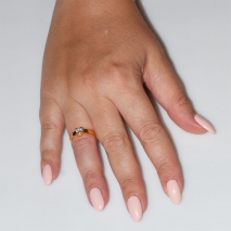 Χειροποίητο δαχτυλίδι μονόπετρο από επιχρυσωμένο ασήμι 925ο με ημιπολύτιμες πέτρες (ζιργκόν) IJ-010480-G φορεμένο στο χέρι