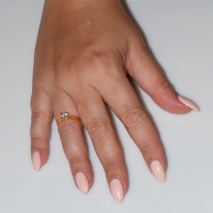 Χειροποίητο δαχτυλίδι μονόπετρο από επιχρυσωμένο ασήμι 925ο με ημιπολύτιμες πέτρες (ζιργκόν) IJ-010481-G φορεμένο στο χέρι