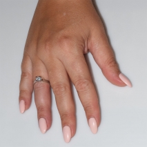Χειροποίητο δαχτυλίδι μονόπετρο από επιπλατινωμένο ασήμι 925ο με ημιπολύτιμες πέτρες (ζιργκόν) IJ-010481-S φορεμένο στο χέρι