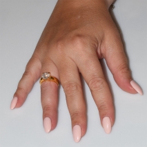 Χειροποίητο δαχτυλίδι μονόπετρο από επιχρυσωμένο ασήμι 925ο με ημιπολύτιμες πέτρες (ζιργκόν) IJ-010482-G φορεμένο στο χέρι