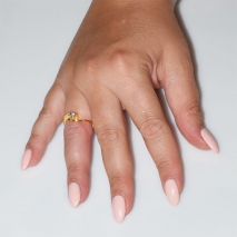 Χειροποίητο δαχτυλίδι μονόπετρο από επιχρυσωμένο ασήμι 925ο με ημιπολύτιμες πέτρες (ζιργκόν) IJ-010483-G φορεμένο στο χέρι