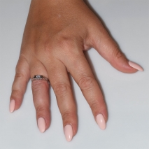 Χειροποίητο δαχτυλίδι μονόπετρο από επιπλατινωμένο ασήμι 925ο με ημιπολύτιμες πέτρες (ζιργκόν) IJ-010485-S φορεμένο στο χέρι