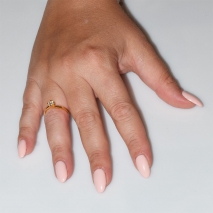 Χειροποίητο δαχτυλίδι μονόπετρο από επιχρυσωμένο ασήμι 925ο με ημιπολύτιμες πέτρες (ζιργκόν) IJ-010486-G φορεμένο στο χέρι