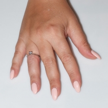 Χειροποίητο δαχτυλίδι μονόπετρο από επιπλατινωμένο ασήμι 925ο με ημιπολύτιμες πέτρες (ζιργκόν) IJ-010487-S φορεμένο στο χέρι