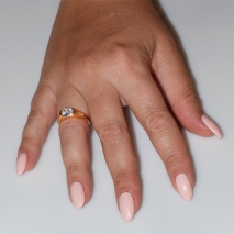 Χειροποίητο δαχτυλίδι μονόπετρο από επιχρυσωμένο ασήμι 925ο με ημιπολύτιμες πέτρες (ζιργκόν) IJ-010488-G φορεμένο στο χέρι