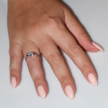 Χειροποίητο δαχτυλίδι μονόπετρο από επιπλατινωμένο ασήμι 925ο με ημιπολύτιμες πέτρες (ζιργκόν) IJ-010488-S φορεμένο στο χέρι