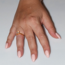 Χειροποίητο δαχτυλίδι μονόπετρο από επιχρυσωμένο ασήμι 925ο με ημιπολύτιμες πέτρες (ζιργκόν) IJ-010489-G φορεμένο στο χέρι