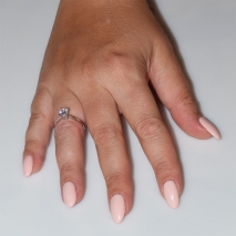 Χειροποίητο δαχτυλίδι μονόπετρο από επιπλατινωμένο ασήμι 925ο με ημιπολύτιμες πέτρες (ζιργκόν) IJ-010489-S φορεμένο στο χέρι