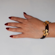 Bracelet faux bijoux brass crosses with black leather in rose gold color BZ-BR-00481 Image 2 worn in hand