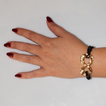 Βραχιόλι φο μπιζού ορείχαλκος άπειρο με μαύρο δέρμα σε ροζ χρυσό χρώμα BZ-BR-00484 Εικόνα 2 φορεμένο στο χέρι