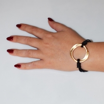 Bracelet faux bijoux brass circle with black leather in rose gold color BZ-BR-00485 Image 2 worn in hand