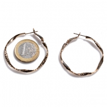 Σκουλαρίκια φο μπιζού ορείχαλκος καρφωτά κρίκοι στριφτοί σε απαλό χρυσό χρώμα BZ-ER-00646 σύγκριση με νόμισμα 1 ευρώ
