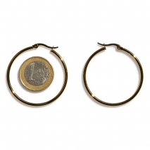 Σκουλαρίκια ατσάλινα (stainless steel) καρφωτά κρίκοι σε χρυσό χρώμα BZ-ER-00665 σύγκριση με νόμισμα 1 ευρώ