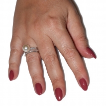 Δαχτυλίδι φο μπιζού ορείχαλκος με πέρλες και λευκούς κρυστάλλους σε ασημί χρώμα BZ-RG-00457 Εικόνα στο χέρι