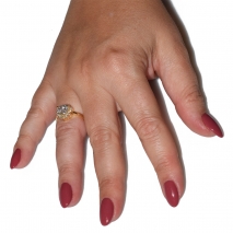 Δαχτυλίδι φο μπιζού ορείχαλκος μονόπετρο καρδιά με λευκούς κρυστάλλους σε χρυσό χρώμα BZ-RG-00464 Εικόνα στο χέρι