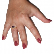 Δαχτυλίδι φο μπιζού ορείχαλκος μονόπετρο καρδιά με μωβ κρυστάλλους σε χρυσό χρώμα BZ-RG-00468 Εικόνα στο χέρι