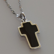Χειροποίητος ασημένιος σταυρός 925ο με αλυσίδα και κορδόνι σε ασημί επιμετάλλωση με μαύρο σμάλτο IJ-090073A Εικόνα 3 σε φυσικό περιβάλλον χωρίς ειδικό φωτισμό