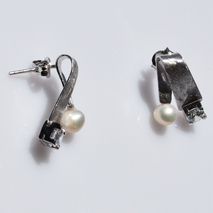 Χειροποίητα ασημένια σκουλαρίκια 925ο καρφωτά σε ματ ασημί επιμετάλλωση με λευκά μαργαριτάρια και λευκά ζιργκόν IJ-020402B Εικόνα 3