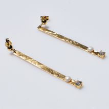 Χειροποίητα ασημένια σκουλαρίκια 925ο μακριά καρφωτά σε ματ χρυσή επιμετάλλωση με λευκά μαργαριτάρια και λευκά ζιργκόν IJ-020466B Εικόνα 3