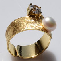 Χειροποίητο ασημένιο δαχτυλίδι 925ο σε ματ χρυσή επιμετάλλωση με λευκά μαργαριτάρια και λευκά ζιργκόν IJ-010001B Εικόνα 3