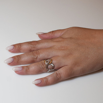 Χειροποίητο ασημένιο δαχτυλίδι 925ο σε ματ ασημί επιμετάλλωση με λευκά ζιργκόν IJ-010004A Εικόνα 5 στο χέρι