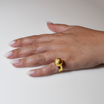 Χειροποίητο ασημένιο δαχτυλίδι 925ο σφαίρα σε ματ χρυσή επιμετάλλωση με λευκά ζιργκόν IJ-010019B Εικόνα 5 στο χέρι