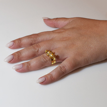 Χειροποίητο ασημένιο δαχτυλίδι 925ο στριφογυριστό σε χρυσή επιμετάλλωση με λευκούς κρυστάλλους quartz IJ-010040B Εικόνα 5 στο χέρι