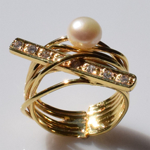 Χειροποίητο ασημένιο δαχτυλίδι 925ο σε χρυσή επιμετάλλωση με λευκά μαργαριτάρια και λευκά ζιργκόν IJ-010045B Εικόνα 3