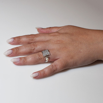 Χειροποίητο ασημένιο δαχτυλίδι 925ο σε ασημί επιμετάλλωση με λευκά μαργαριτάρια και λευκά ζιργκόν IJ-010060A Εικόνα 5 στο χέρι