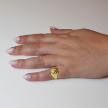 Χειροποίητο ασημένιο δαχτυλίδι 925ο σεβαλιέ chevalier σήμα της ειρήνης Peace σε χρυσή επιμετάλλωση με λευκά ζιργκόν IJ-010068B Εικόνα 5 στο χέρι