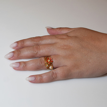 Χειροποίητο ασημένιο δαχτυλίδι 925ο λουλούδι σε χρυσή επιμετάλλωση με κόκκινο σμάλτο λευκά μαργαριτάρια και λευκά ζιργκόν IJ-010084B2 Εικόνα 5 στο χέρι