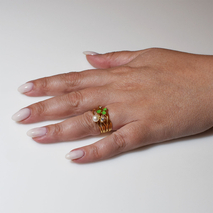 Χειροποίητο ασημένιο δαχτυλίδι 925ο πεταλούδα σε χρυσή επιμετάλλωση με πράσινο σμάλτο λευκά μαργαριτάρια και λευκά ζιργκόν IJ-010085B Εικόνα 5 στο χέρι