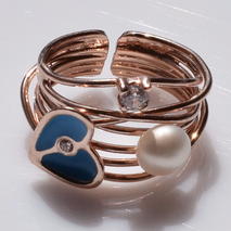 Χειροποίητο ασημένιο δαχτυλίδι 925ο καρδιά σε ροζ χρυσή επιμετάλλωση με γαλάζιο σμάλτο λευκά μαργαριτάρια και λευκά ζιργκόν IJ-010086C Εικόνα 4