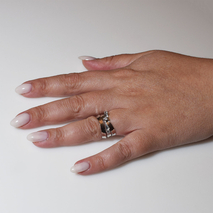 Χειροποίητο ασημένιο δαχτυλίδι 925ο σφυρήλατο σε ασημί επιμετάλλωση με λευκά ζιργκόν IJ-010109A Εικόνα 5 στο χέρι
