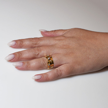 Χειροποίητο ασημένιο δαχτυλίδι 925ο σφυρήλατο σε χρυσή επιμετάλλωση με λευκά ζιργκόν IJ-010109B Εικόνα 5 στο χέρι