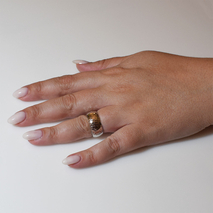 Χειροποίητο ασημένιο δαχτυλίδι βέρα 925ο σφυρήλατο σε ασημί επιμετάλλωση IJ-010113A Εικόνα 5 στο χέρι