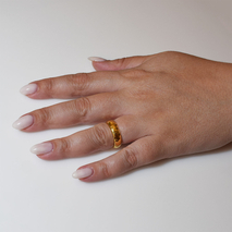 Χειροποίητο ασημένιο δαχτυλίδι βέρα 925ο σφυρήλατο σε χρυσή επιμετάλλωση IJ-010114B Εικόνα 5 στο χέρι