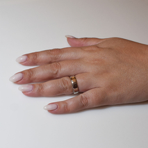 Χειροποίητο ασημένιο δαχτυλίδι βέρα 925ο σφυρήλατο σε ασημί επιμετάλλωση IJ-010119A Εικόνα 5 στο χέρι