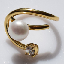 Χειροποίητο ασημένιο δαχτυλίδι 925ο σε χρυσή επιμετάλλωση με λευκά μαργαριτάρια και λευκά ζιργκόν IJ-010189B Εικόνα 4
