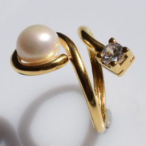 Χειροποίητο ασημένιο δαχτυλίδι 925ο σε χρυσή επιμετάλλωση με λευκά μαργαριτάρια και λευκά ζιργκόν IJ-010208B Εικόνα 2